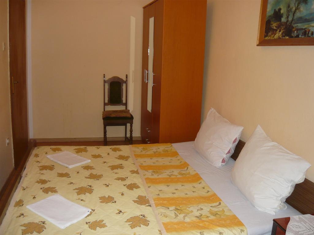 Rooms Banicevic Рисан Стая снимка